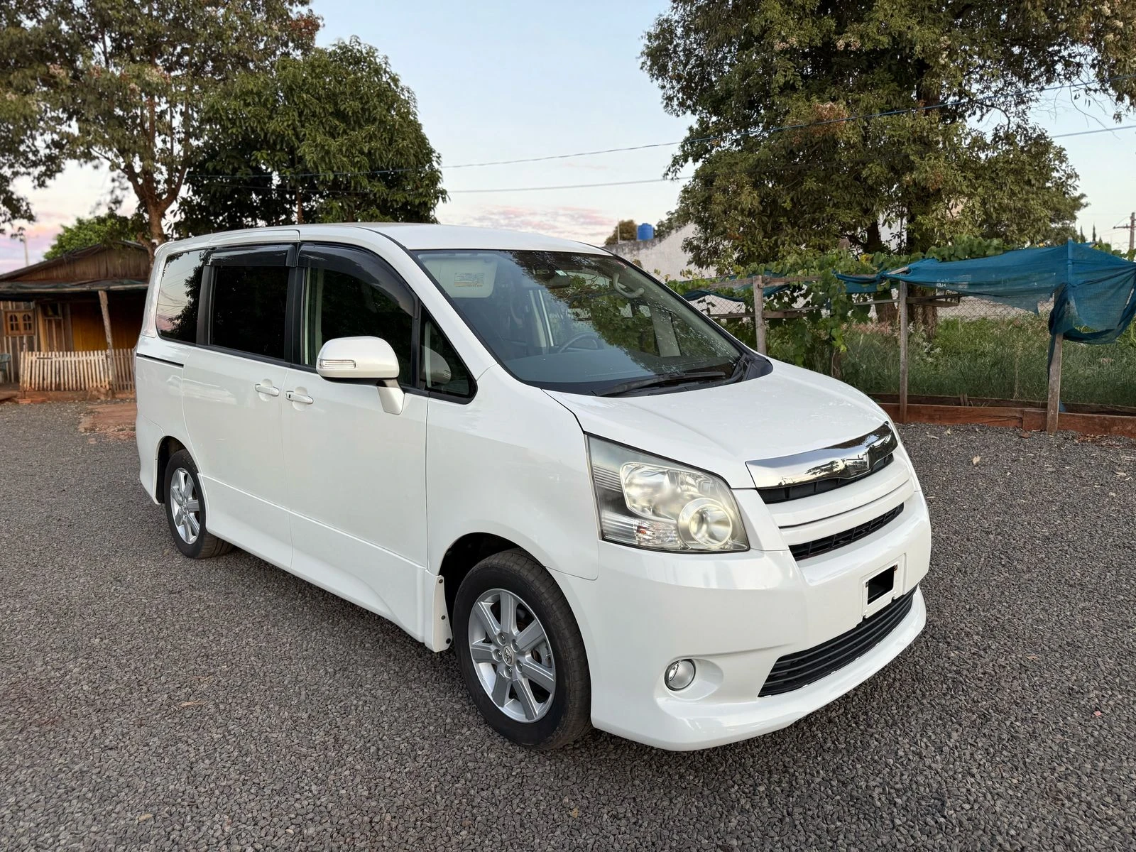 toyota-noah-si-2008-espacioso-y-elegante