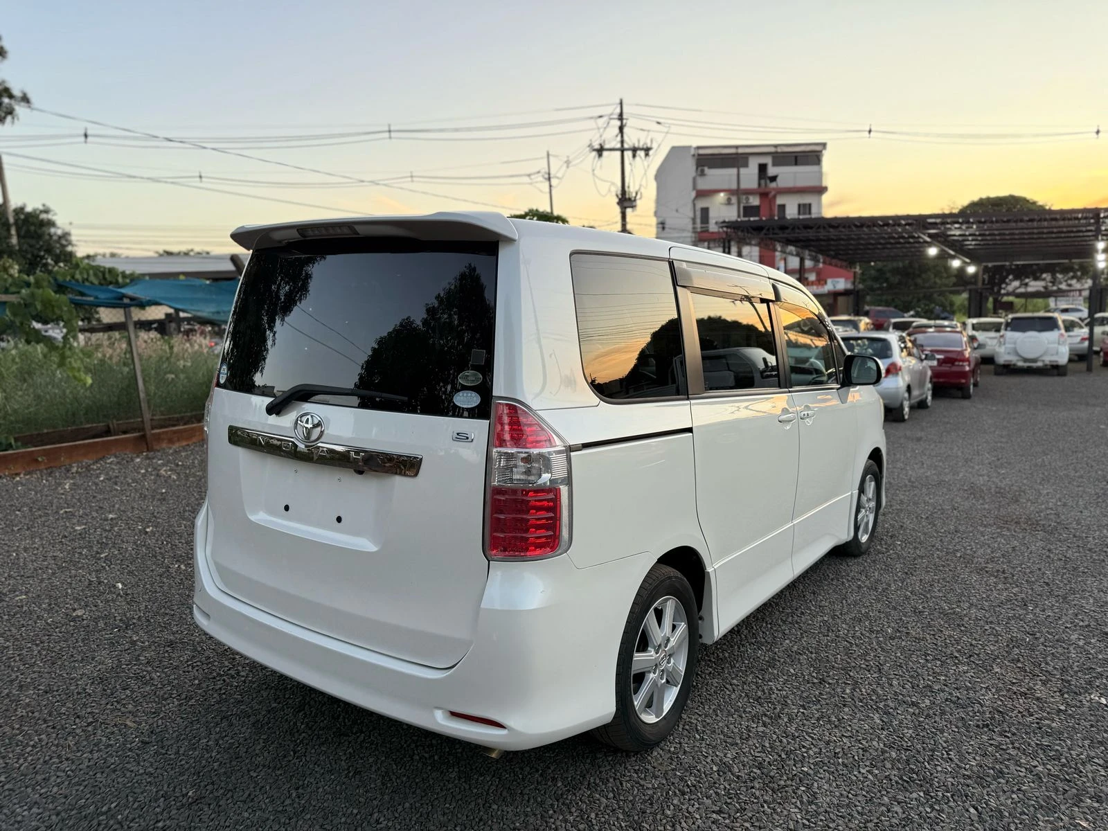 toyota-noah-si-2008-espacioso-y-elegante