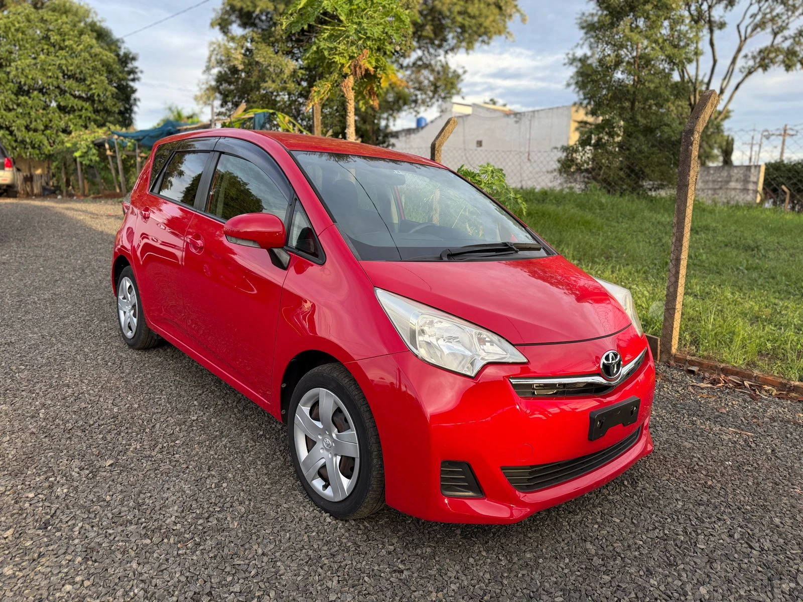 toyota-ractis-2012-compacto-versatil-y-economico