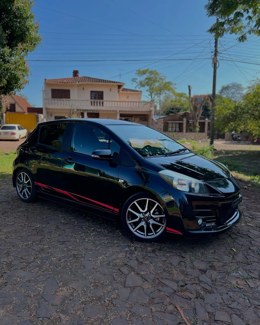 toyota-vitz-gs-2013-deportivo-y-eficiente