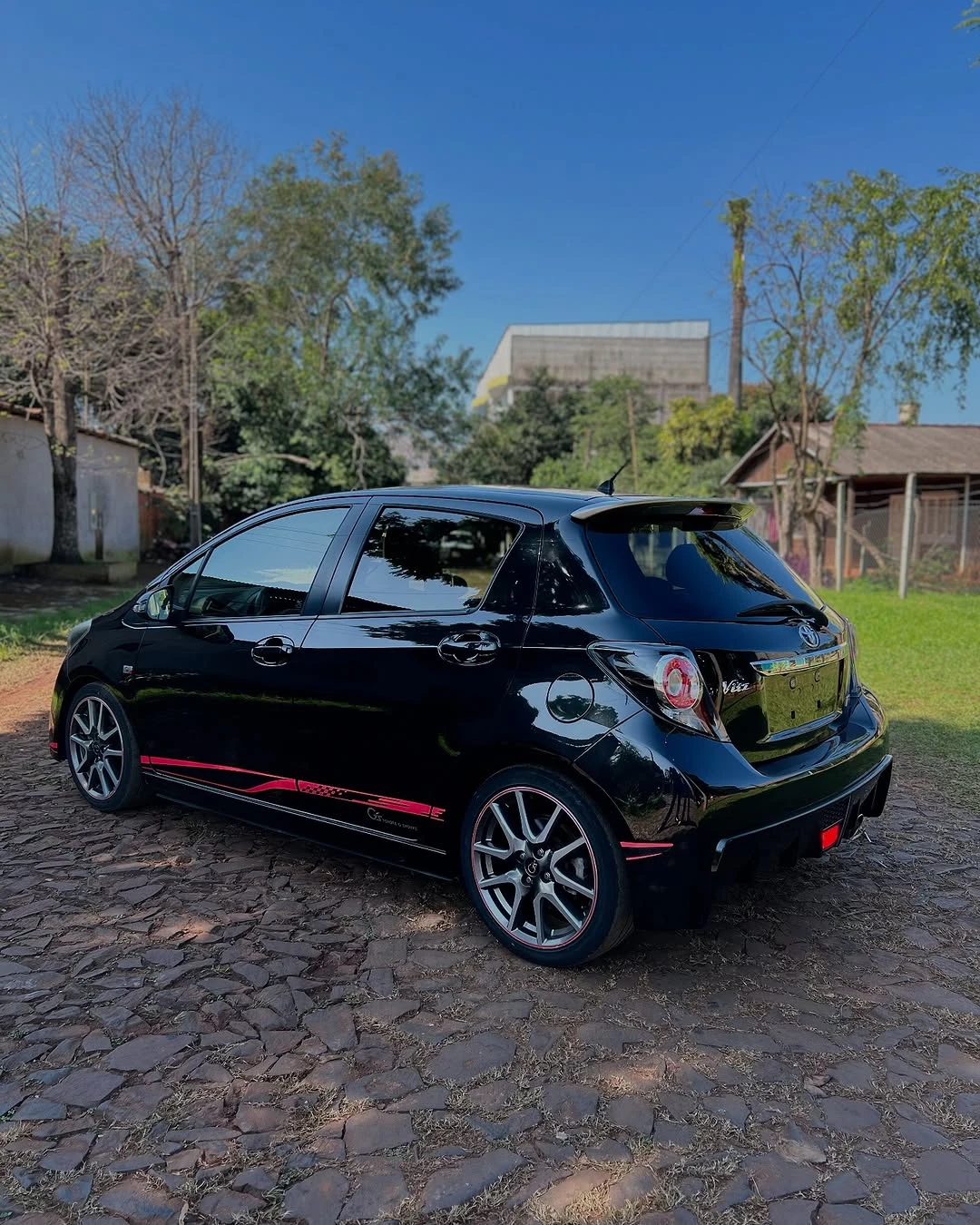 toyota-vitz-gs-2013-deportivo-y-eficiente