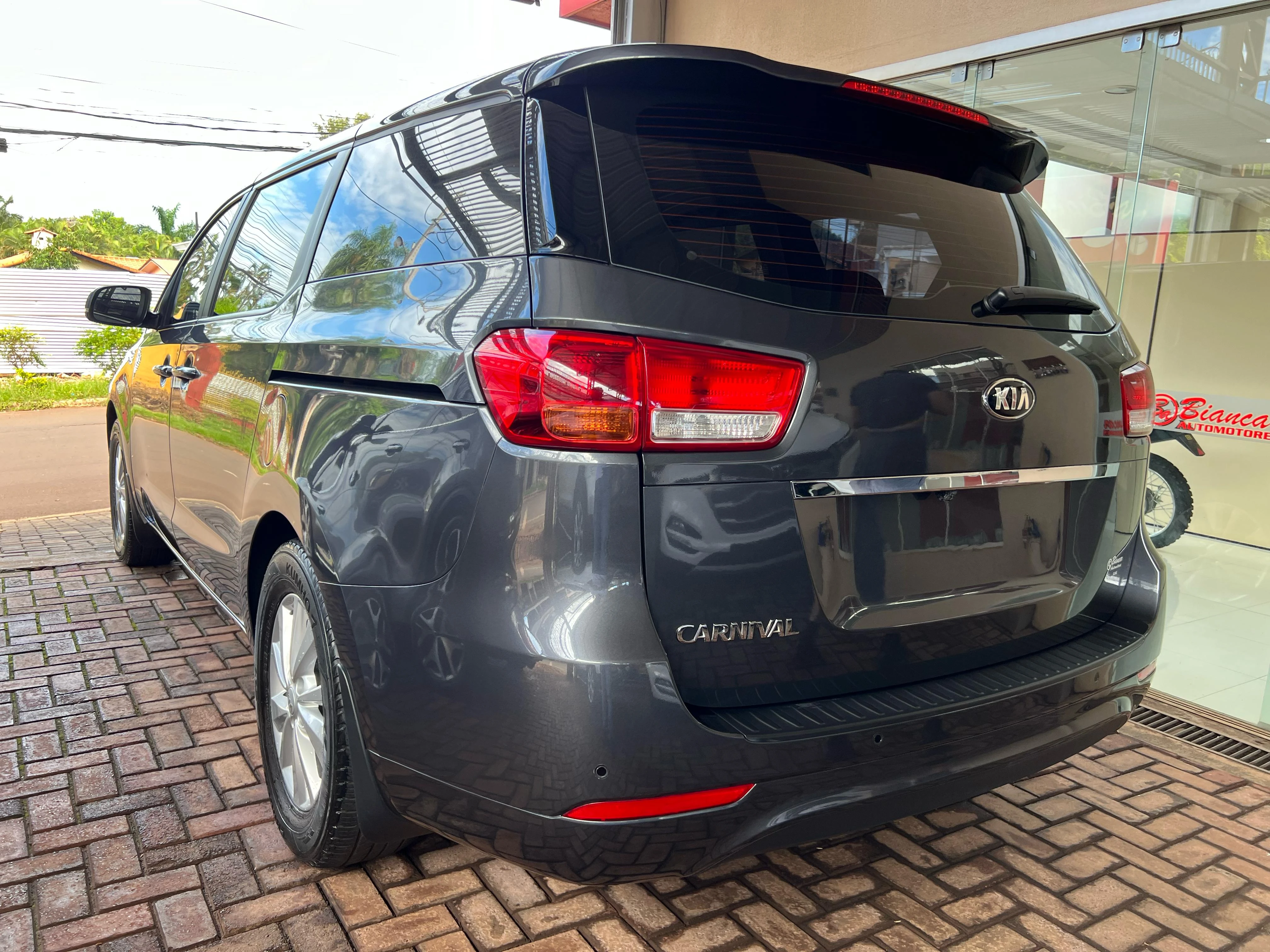 kia-carnival-2016-espacio-y-confort-para-toda-la-familia