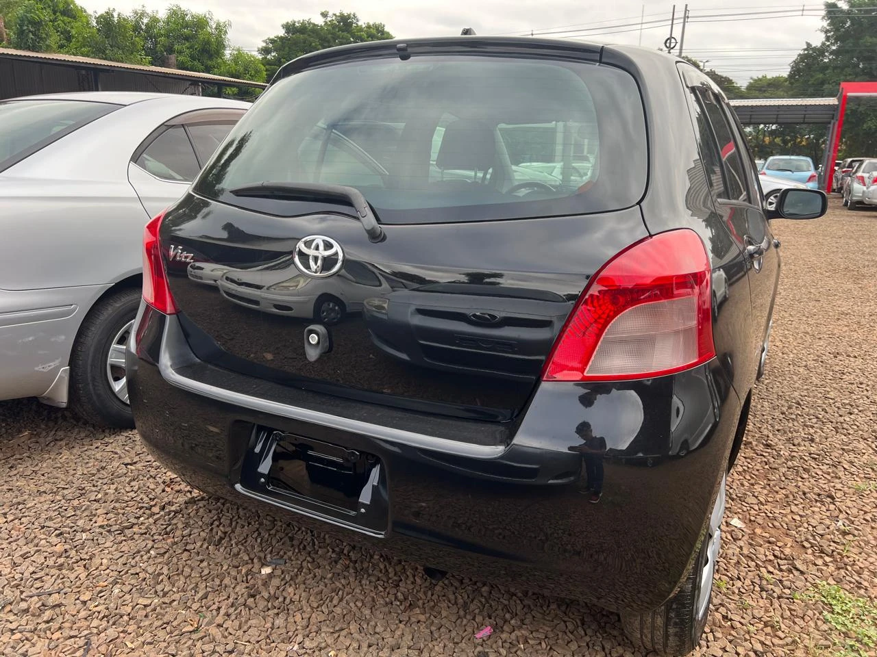 toyota-vitz-2005-compacto-elegante-y-confiable
