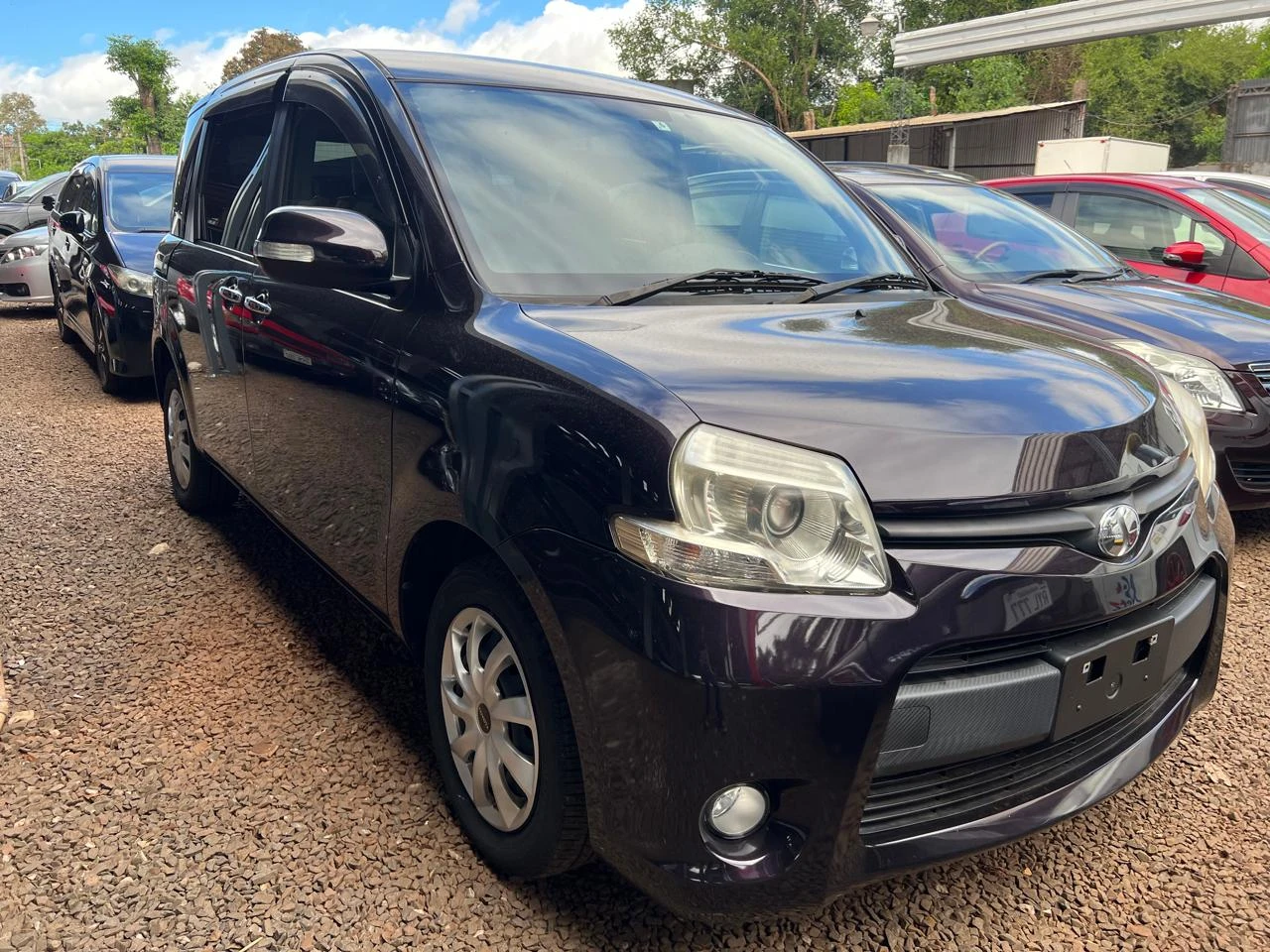 toyota-sienta-2011-compacta-versatil-y-familiar