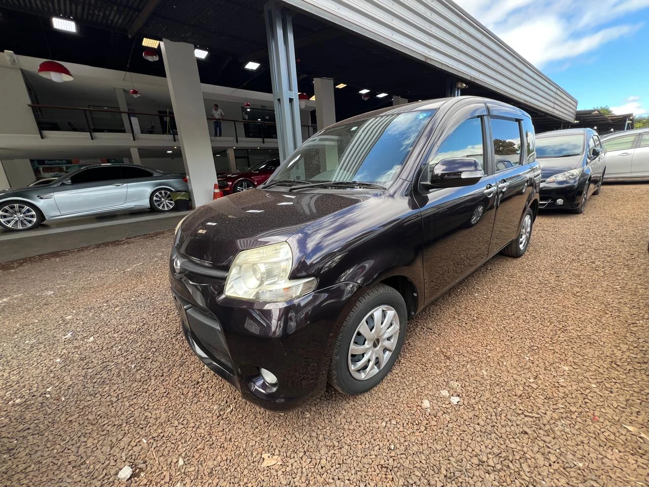 toyota-sienta-2011-compacta-versatil-y-familiar