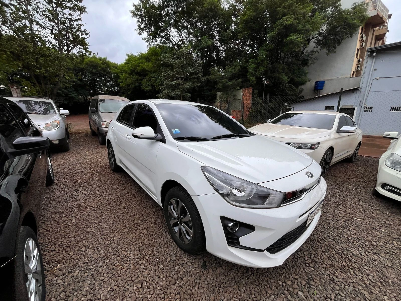 kia-rio-2022-moderno-y-economico